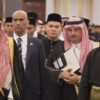 ملك ماليزيا محمد الخامس يقلد العاهل السعودي وسام التاج الماليزي أعلى وسام في الدولة